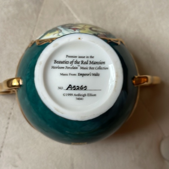 Ardleigh Elliott “Beauties of the Red Mansion”Music Box Collection - Picture 3 of 6